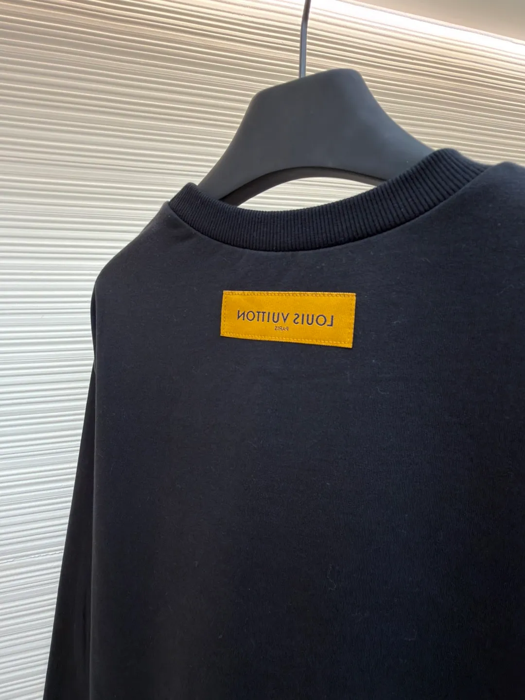 LOUIS VUITTON constellation embroidered round neck sweatshirt ●Original version: purchased and developed for 7499 ●Item number: 1681805-A90 ●Fabric: cotton sweatshirt fabric ●Technology: embroidery production ●Color: black ●Version: fitted version ●Weight: about 500 grams ●Size: S-M-L-XL ●Description: 32s double-ply cotton sweatshirt fabric After the gray cloth is dyed and finalized, the base fabric is subjected to a fleece shearing process. An eight-claw machine is used for screen printing and laser engraving on kefir. The printing effect is matte and feels light and thin. The embroidery uses a Tajima embroidery machine imported from Japan. The overall wiring is straight and delicate, the fabric is comfortable and soft, and the color is consistent without color difference. It can be matched with the same style to create a fashionable look and control various occasions. Customized accessories, complete with three standards, same style for men and women!